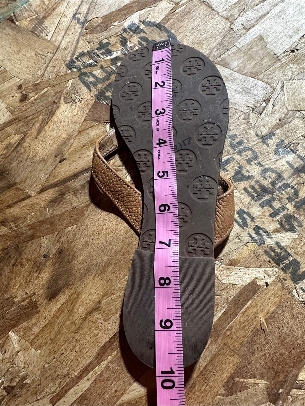 Tory Burch Tan Leather Logo Flip Flop Sandals with Gold Emblem - Picture 5 of 5